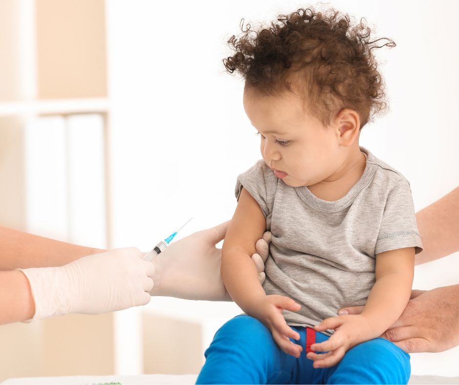 A amamentação é uma prática eficaz para reduzir a dor da criança durante a vacinação.