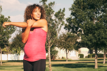Exercícios adequados podem ajudar a diminuir o estresse, combater a ansiedade e aumentar a autoestima. Lembre-se de que a prática de atividades físicas durante a gravidez deve ser feita sob orientação médica.