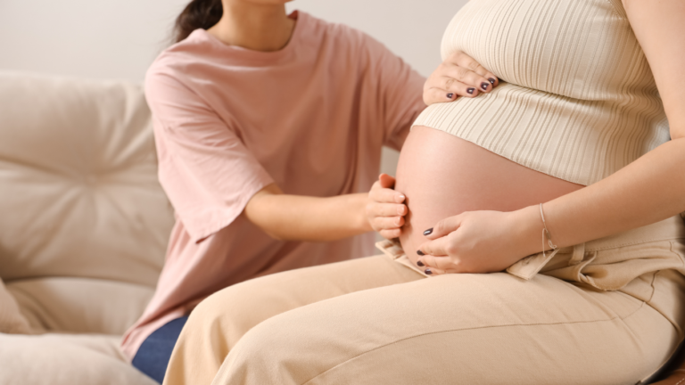 Doula tocando a barriga de gestante durante consulta de acompanhamento na gravidez